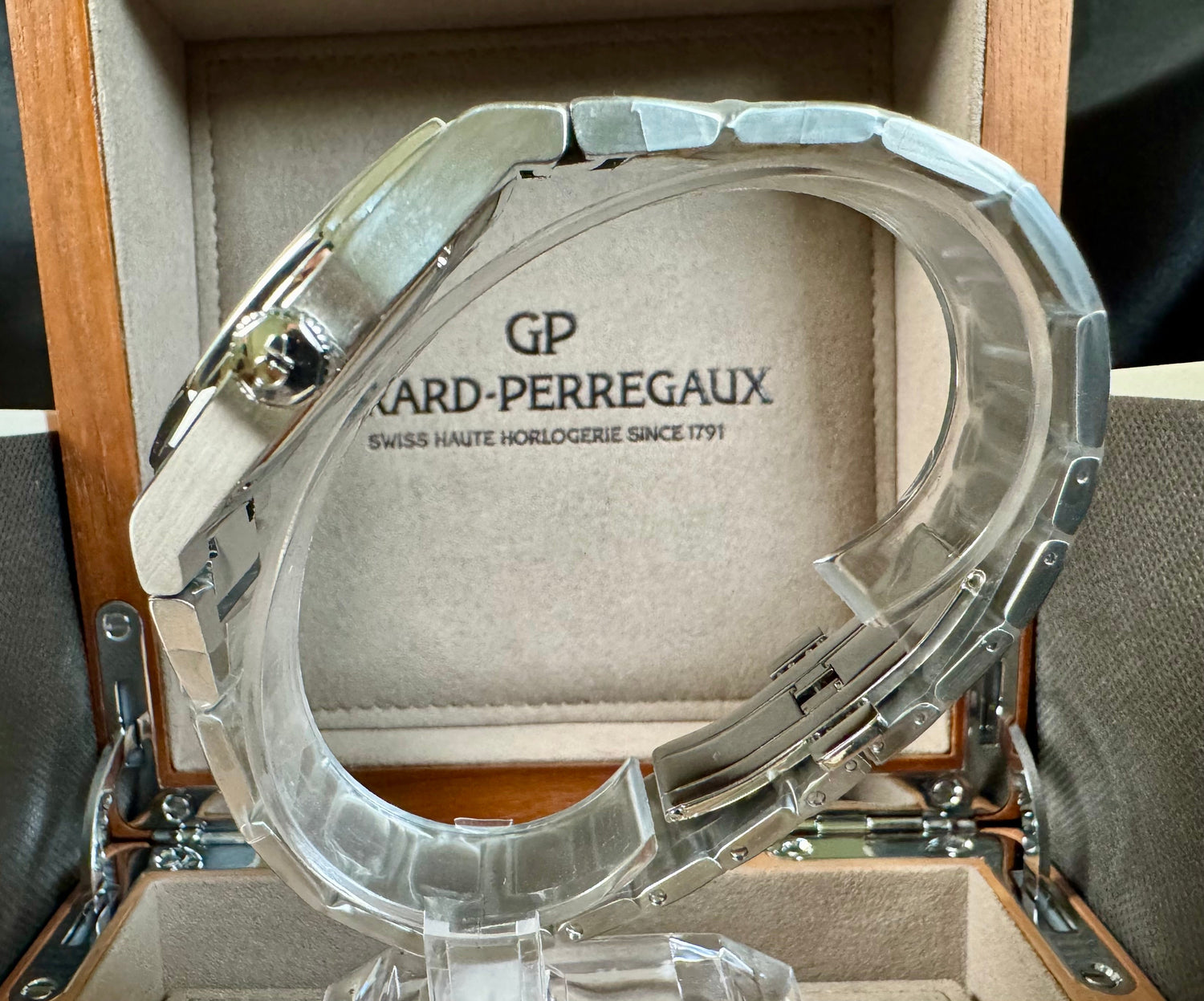 Girard-Perregaux Laureato 41mm 225th Anniversary Limited Edition | Ref. 81000-11-431-11A