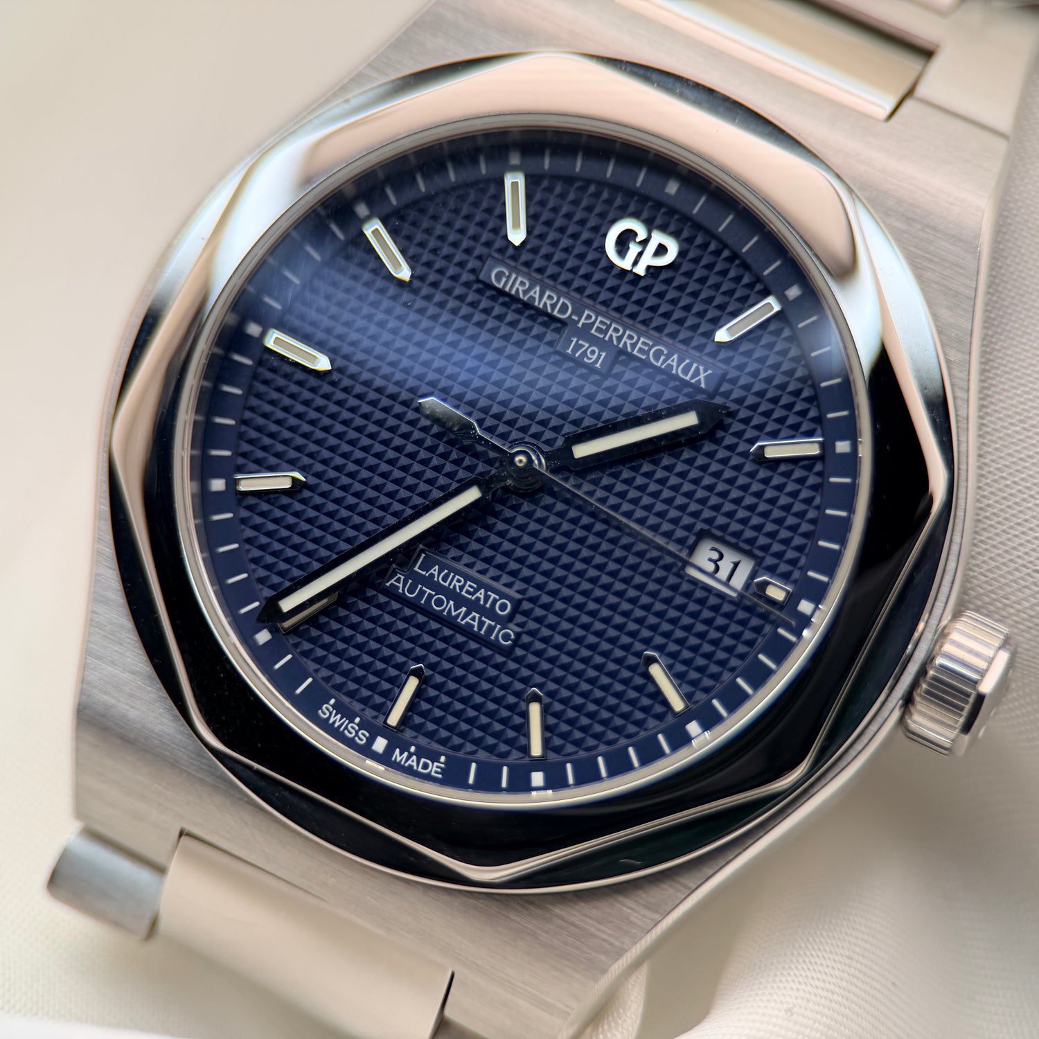 Girard-Perregaux Laureato 41mm 225th Anniversary LE | Blue Dial | 81000