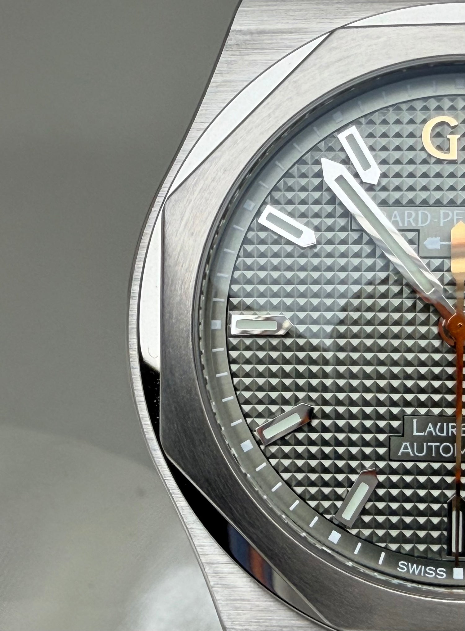 Girard-Perregaux Laureato 38mm Sage Green Dial | Ref. 81005-11-3407-1CM