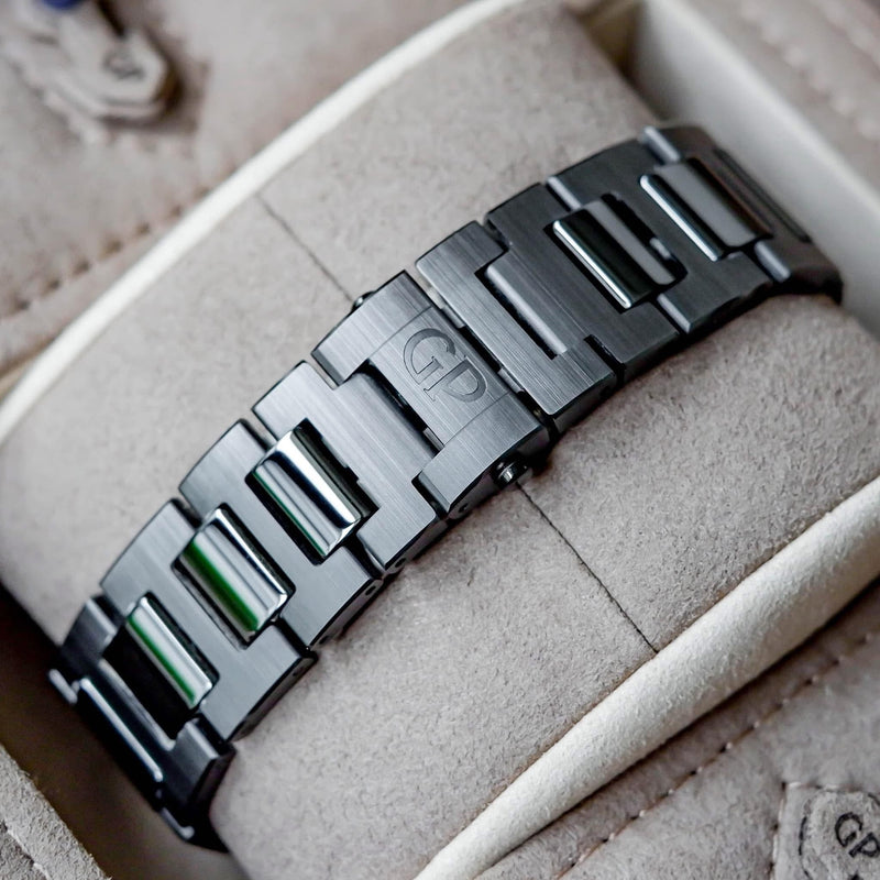 Girard-Perregaux Laureato 42 mm Black Ceramic – Ref. 81010-32-631-32A