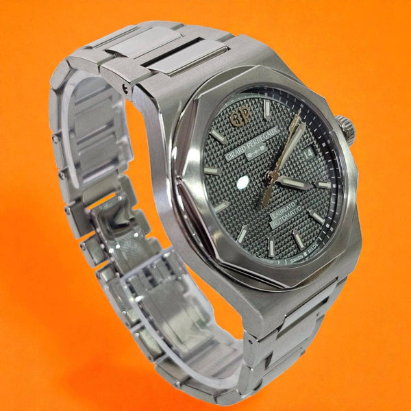 Girard-Perregaux Laureato 38mm  Sage Green Dial | Ref. 81005-11-3407-1CM | 2025 Release
