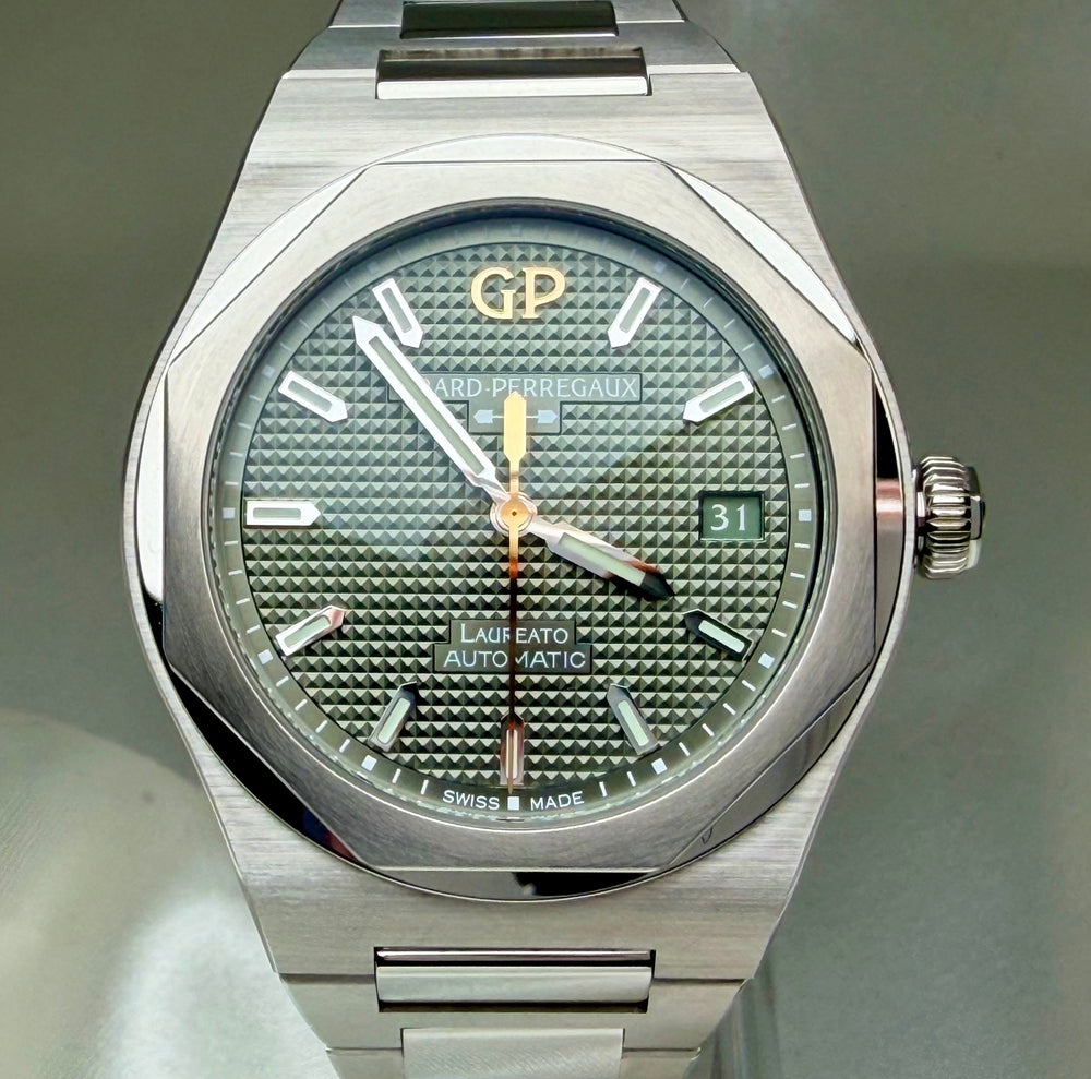 Girard-Perregaux Laureato 38mm Sage Green Dial | Ref. 81005-11-3407-1CM