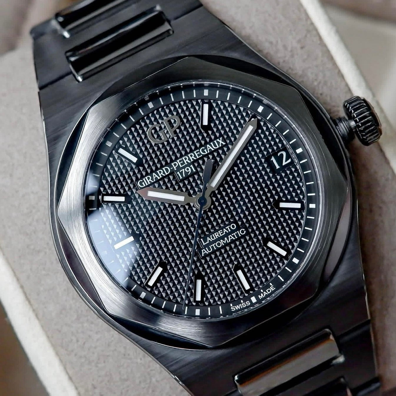 Girard-Perregaux Laureato 42 mm Black Ceramic | Ref. 81010-32-631-32A