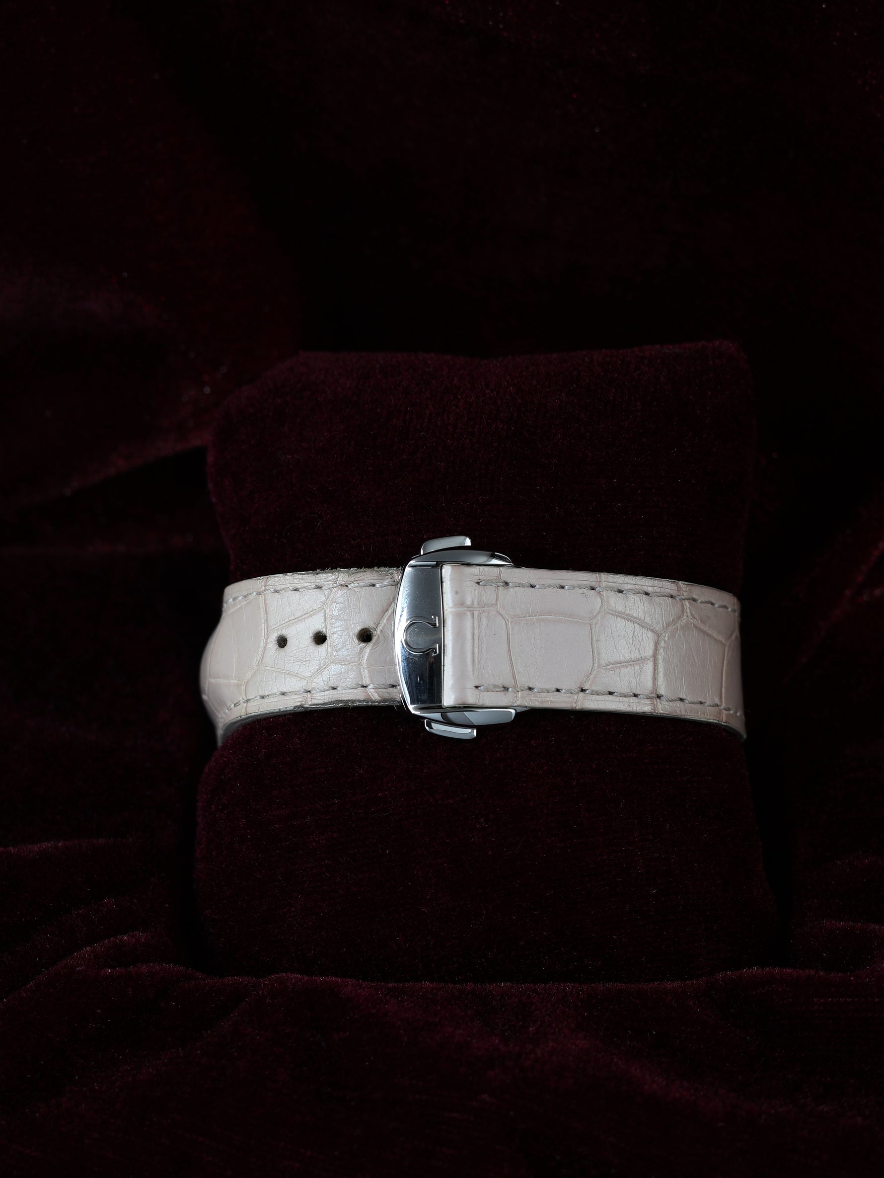 Omega Speedmaster Automatic Chronograph 38mm Ref. 3834.74.34 – close-up of pink croc-embossed leather strap and silver buckle detail