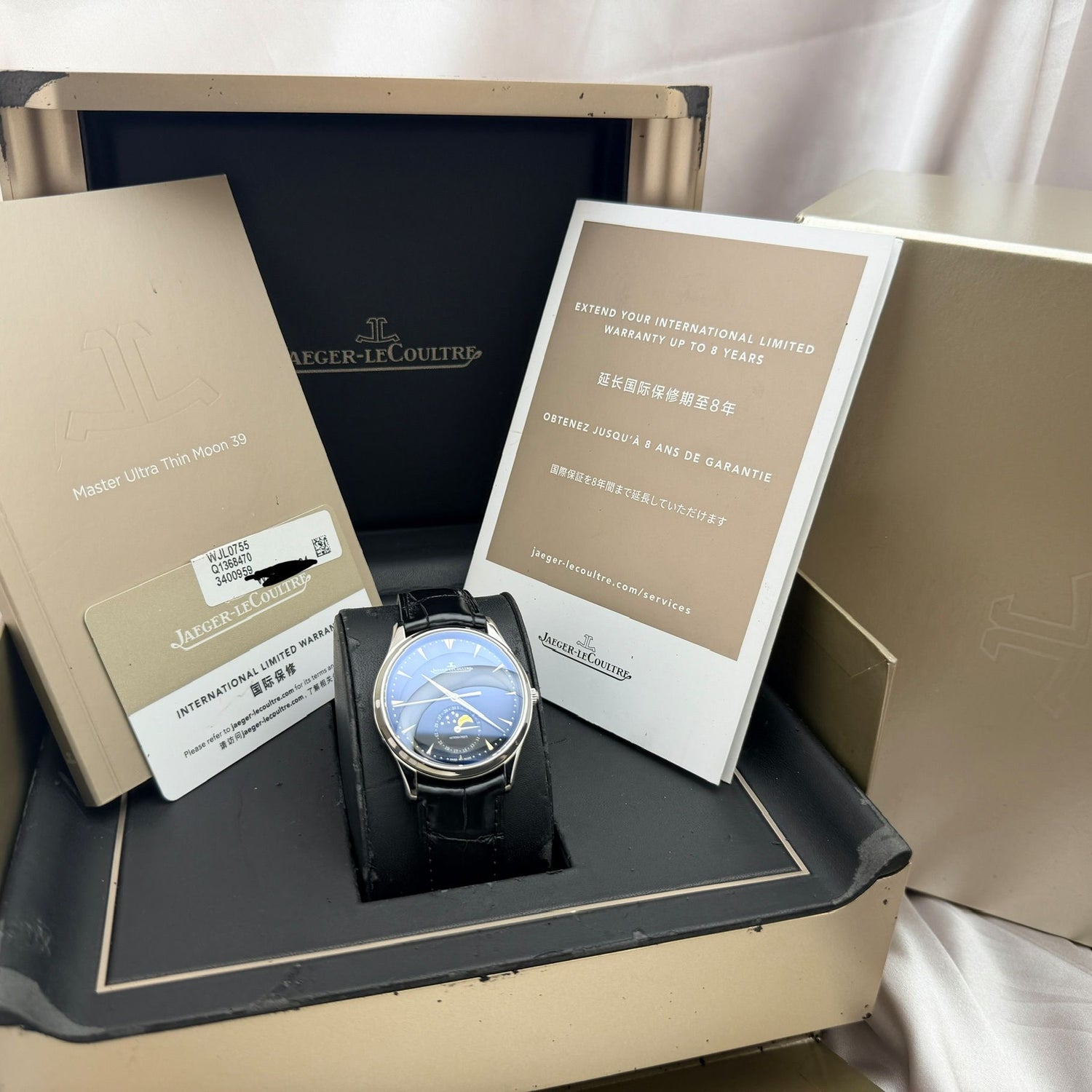 Master Ultra Thin Moon 39 | Black Sunburst Dial | Ref. Q1368470