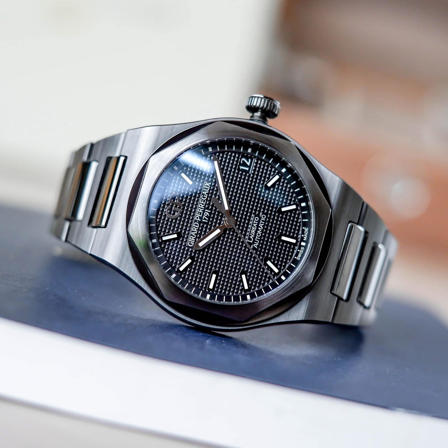 Girard-Perregaux Laureato 42 mm Black Ceramic | Ref. 81010-32-631-32A