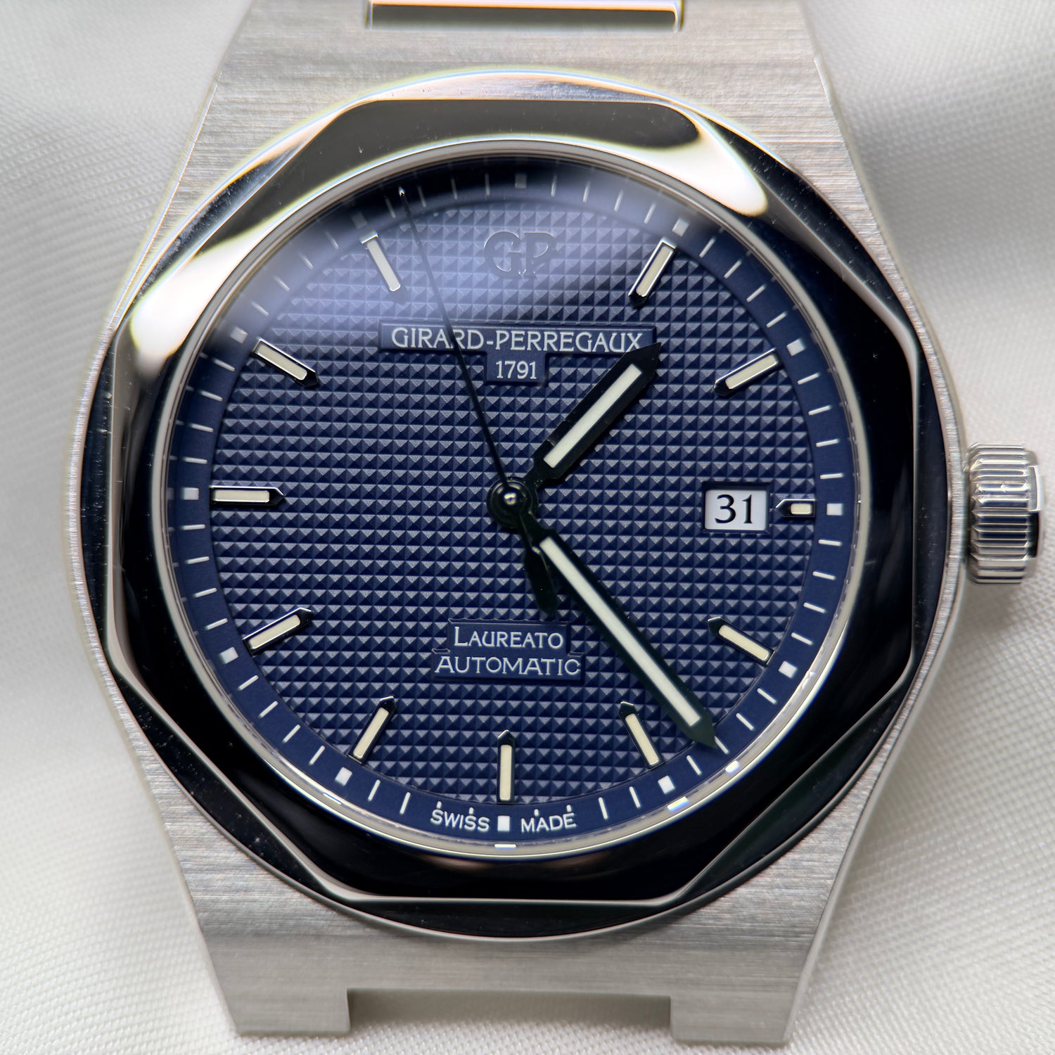 Girard-Perregaux Laureato 41mm 225th Anniversary LE | Blue Dial | 81000