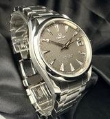 Omega Seamaster Aqua Terra 38.5mm – “Grey Skyfall Teak Dial”
Ref. 231.10.39.21.06.001 |Full Set