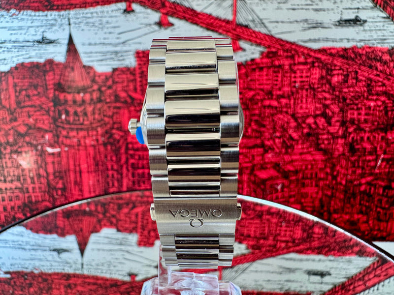 Omega Seamaster Aqua Terra Shades Red Dial | 220.10.38.20.13.003
