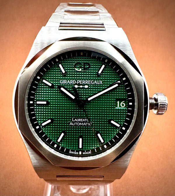 Girard-Perregaux Laureato Clous De Paris Green Dial- 81010-11-3153-1CM