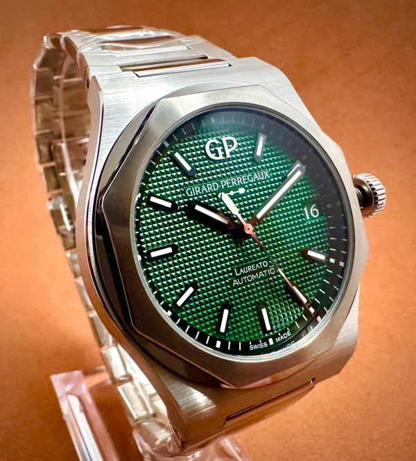 Girard-Perregaux Laureato Clous De Paris Green Dial- 81010-11-3153-1CM